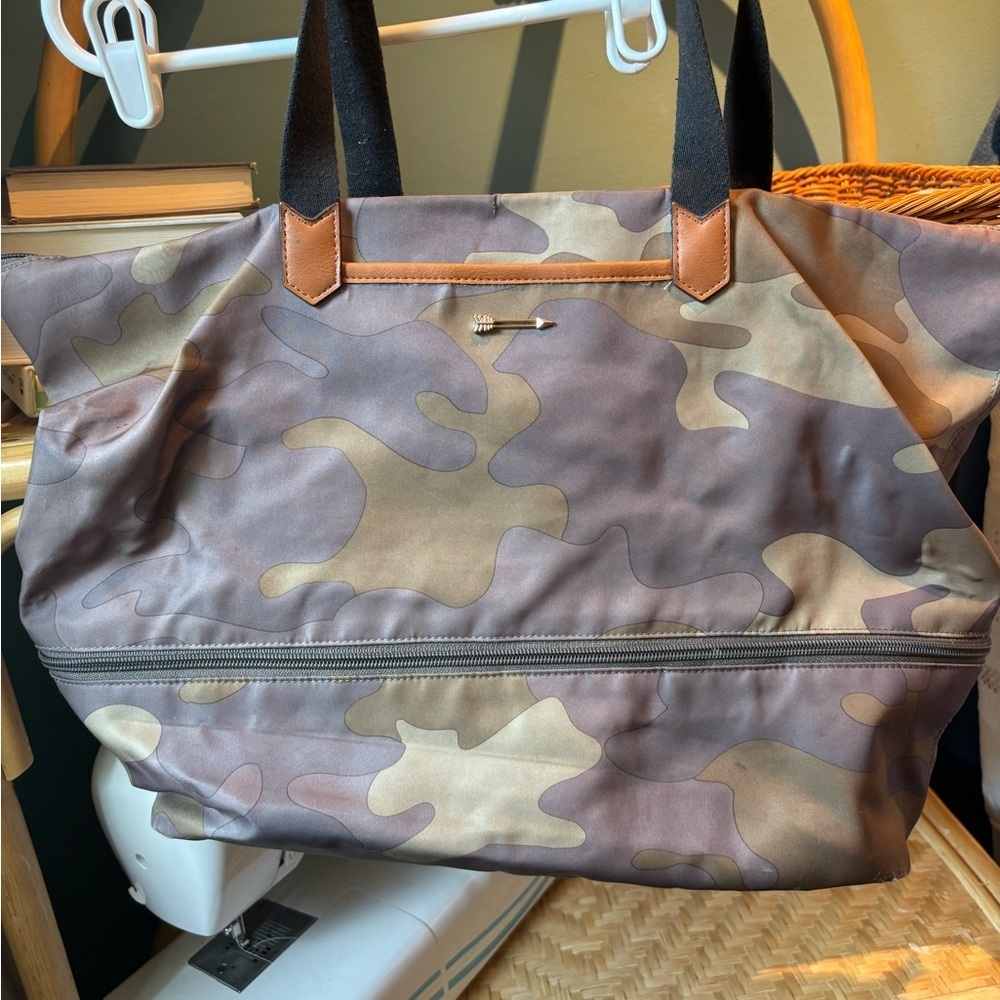 Stella & Dot Large Expandable Camouflage Tote Bag - Picture 4 of 9